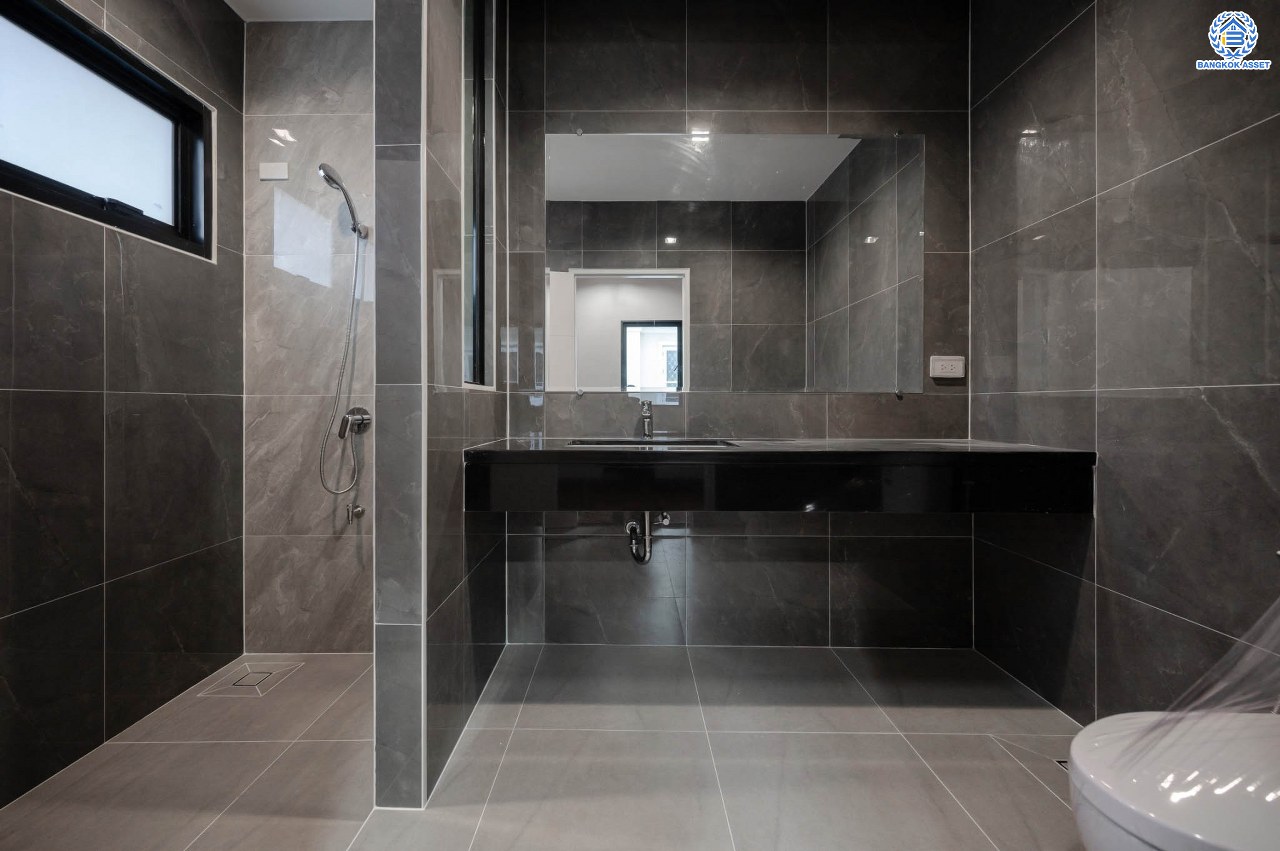 บ้านมือสองตกแต่งใหม่ โครงการ พฤกษ์ภิรมย์รีเจนท์ ปิ่นเกล้า บนสังคมคุณภาพจากแบรนด์ Q.House หลังใหญ่กว่า 113.4 ตร.ว. ดีไซน์ทันสมัยฟังก์ชัน 5 ห้องนอน (ห้องนอนชั้นล่าง 1 ห้อง) 5 ห้องน้ำ 1 ห้องแม่บ้าน จอดรถได้ 3 คัน บนที่สุดแห่งทำเลศักยภาพ หน้าโครงการติดถ.กาญจนาภิเษก เชื่อมต่อทุกการเดินทาง ใกล้จุดขึ้นทางด่วน "ศรีรัช" และรถไฟฟ้าสายสีม่วง "สถานีตลาดบางใหญ่"